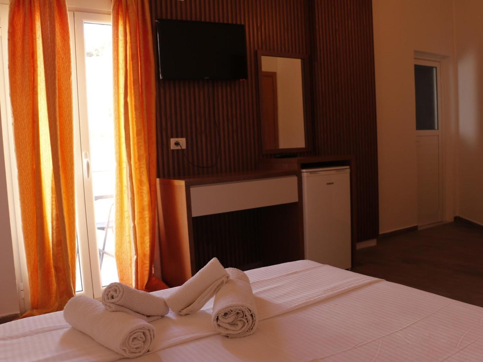 Velco Bb Himara Bed & Breakfast Exterior photo